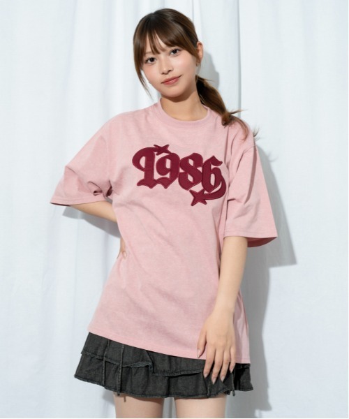GORGE(ゴージ)の「《カレッジロゴワッペン》BIG Tシャツ/ストリート×Y2K/春夏/全3色(Tシャツ/カットソー・レディース・ブラック/チャコール/ピンク・F)」の8枚目の写真
