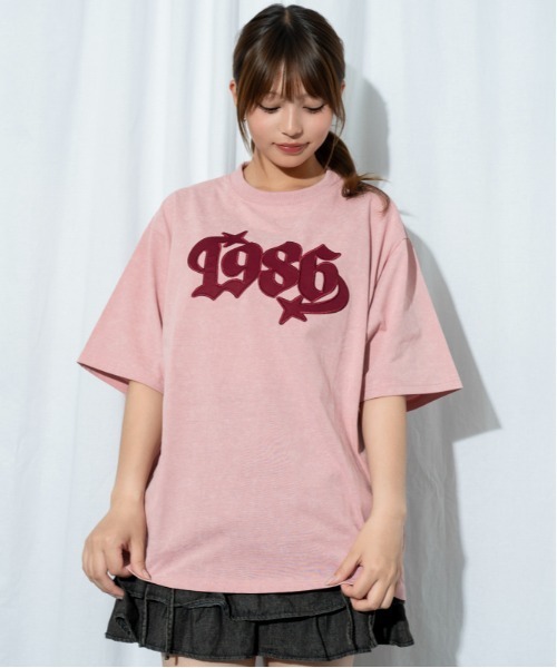 GORGE(ゴージ)の「《カレッジロゴワッペン》BIG Tシャツ/ストリート×Y2K/春夏/全3色(Tシャツ/カットソー・レディース・ブラック/チャコール/ピンク・F)」の9枚目の写真