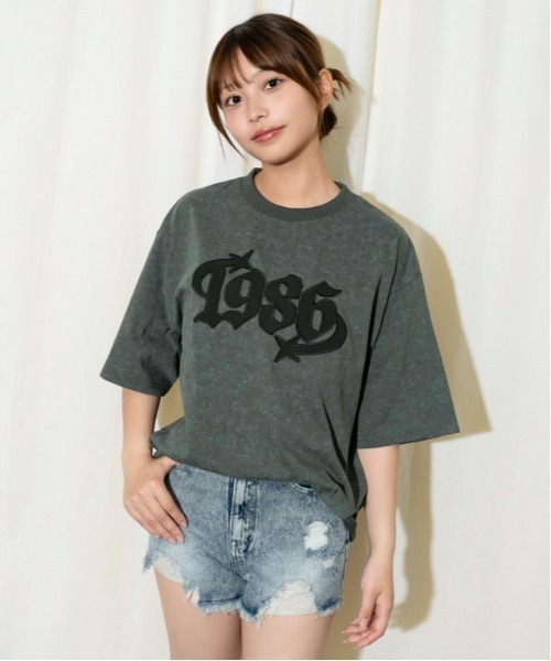 GORGE(ゴージ)の「《カレッジロゴワッペン》BIG Tシャツ/ストリート×Y2K/春夏/全3色(Tシャツ/カットソー・レディース・ブラック/チャコール/ピンク・F)」の12枚目の写真