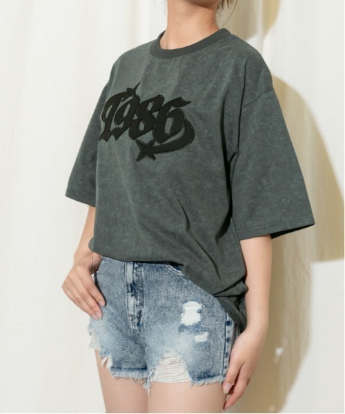 GORGE(ゴージ)の「《カレッジロゴワッペン》BIG Tシャツ/ストリート×Y2K/春夏/全3色(Tシャツ/カットソー・レディース・ブラック/チャコール/ピンク・F)」の13枚目の写真