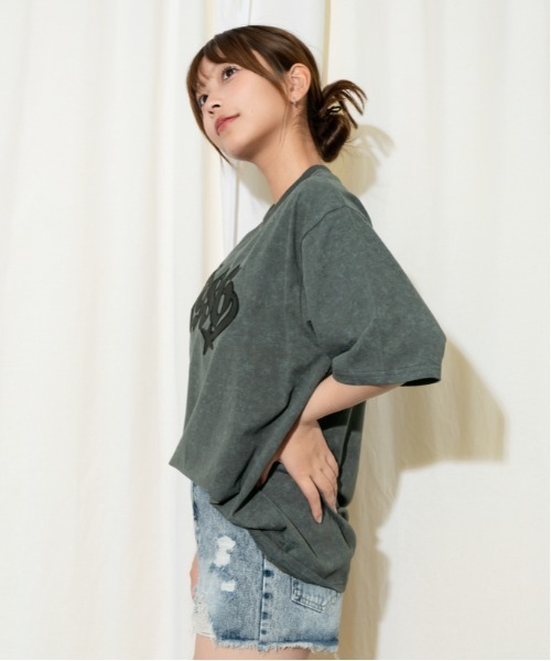 GORGE(ゴージ)の「《カレッジロゴワッペン》BIG Tシャツ/ストリート×Y2K/春夏/全3色(Tシャツ/カットソー・レディース・ブラック/チャコール/ピンク・F)」の14枚目の写真