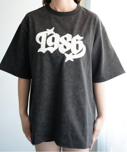 GORGE(ゴージ)の「《カレッジロゴワッペン》BIG Tシャツ/ストリート×Y2K/春夏/全3色(Tシャツ/カットソー・レディース・ブラック/チャコール/ピンク・F)」の15枚目の写真