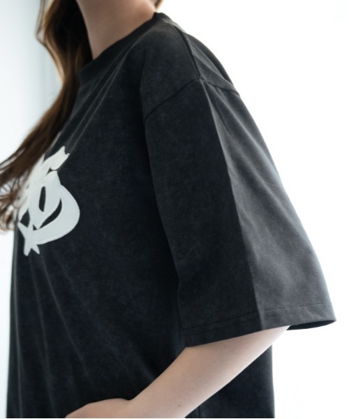 GORGE(ゴージ)の「《カレッジロゴワッペン》BIG Tシャツ/ストリート×Y2K/春夏/全3色(Tシャツ/カットソー・レディース・ブラック/チャコール/ピンク・F)」の16枚目の写真