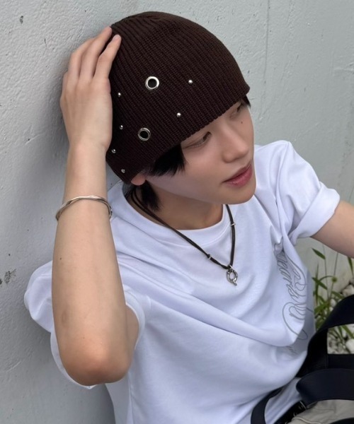 Chikashitsu +（チカシツプラス）の「【Chikashitsu +】mix eyelet studs beanie (3color) / 【チカシツプラス】ミックスアイレットスタッズビーニー＜着用動画あり＞（ニットキャップ/ビーニー・メンズ・ブラウン/グレー/ブラック・ONE SIZE）」の3枚目の写真