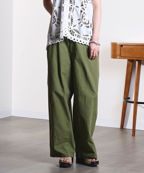 ROSE BUD(ローズバッド)の「DENIM/BACK SATIN PANTS(デニムパンツ・レディース・オフホワイト/ライトインディゴブルー/カーキ・M/S)」の3枚目の写真