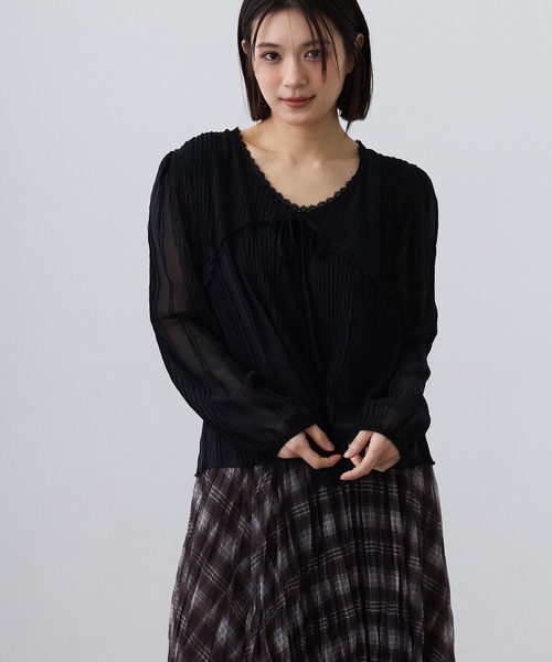 Clum(クルム)の「sheer pleats ribbon blouse / シアープリーツリボンブラウス(シャツ/ブラウス・レディース・ブラック/アイボリー・SMALL/MEDIUM/LARGE)」の1枚目の写真