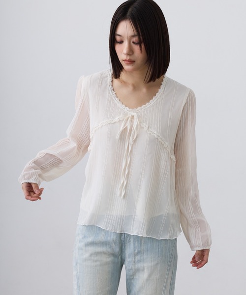 Clum(クルム)の「sheer pleats ribbon blouse / シアープリーツリボンブラウス(シャツ/ブラウス・レディース・ブラック/アイボリー・SMALL/MEDIUM/LARGE)」の10枚目の写真