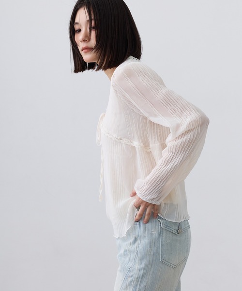 Clum(クルム)の「sheer pleats ribbon blouse / シアープリーツリボンブラウス(シャツ/ブラウス・レディース・ブラック/アイボリー・SMALL/MEDIUM/LARGE)」の11枚目の写真