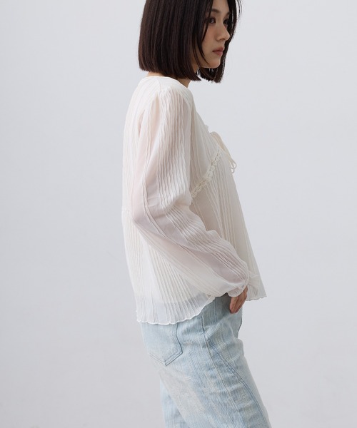 Clum(クルム)の「sheer pleats ribbon blouse / シアープリーツリボンブラウス(シャツ/ブラウス・レディース・ブラック/アイボリー・SMALL/MEDIUM/LARGE)」の13枚目の写真