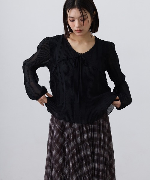 Clum(クルム)の「sheer pleats ribbon blouse / シアープリーツリボンブラウス(シャツ/ブラウス・レディース・ブラック/アイボリー・SMALL/MEDIUM/LARGE)」の14枚目の写真