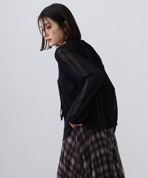 Clum(クルム)の「sheer pleats ribbon blouse / シアープリーツリボンブラウス(シャツ/ブラウス・レディース・ブラック/アイボリー・SMALL/MEDIUM/LARGE)」の15枚目の写真