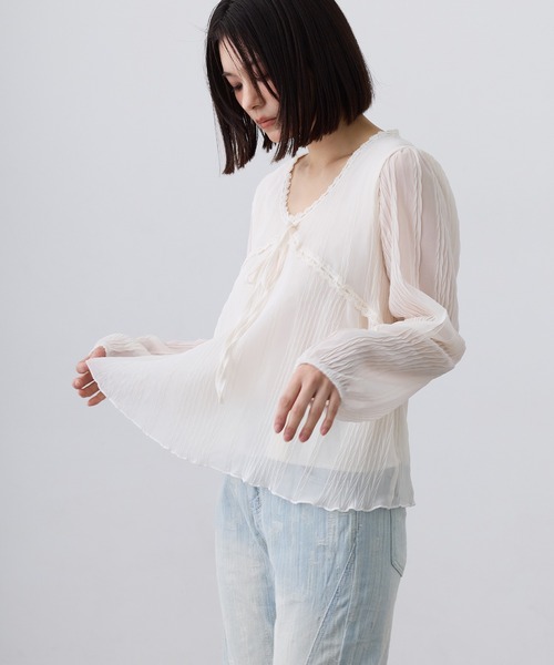 Clum(クルム)の「sheer pleats ribbon blouse / シアープリーツリボンブラウス(シャツ/ブラウス・レディース・ブラック/アイボリー・SMALL/MEDIUM/LARGE)」の5枚目の写真