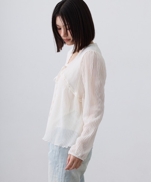 Clum(クルム)の「sheer pleats ribbon blouse / シアープリーツリボンブラウス(シャツ/ブラウス・レディース・ブラック/アイボリー・SMALL/MEDIUM/LARGE)」の6枚目の写真