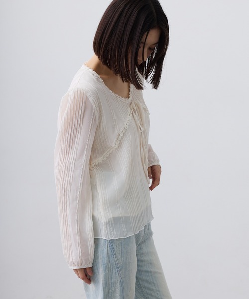 Clum(クルム)の「sheer pleats ribbon blouse / シアープリーツリボンブラウス(シャツ/ブラウス・レディース・ブラック/アイボリー・SMALL/MEDIUM/LARGE)」の8枚目の写真