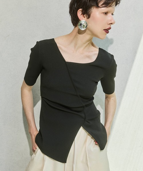 OMMO(オーエムエムオー)の「OVER PANEL HALF SLEEVE TOP(ニット/セーター・レディース・レッド/ブラック/カーキ・F)」の1枚目の写真