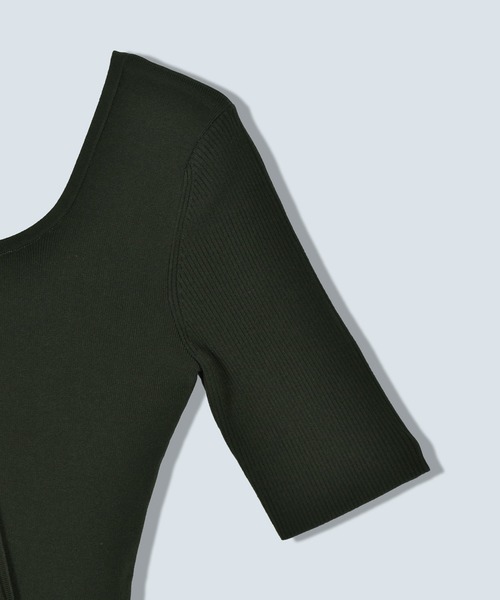 OMMO(オーエムエムオー)の「OVER PANEL HALF SLEEVE TOP(ニット/セーター・レディース・レッド/ブラック/カーキ・F)」の4枚目の写真