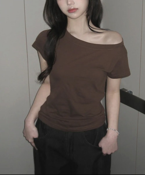 Emilie(エミリー)の「ワンショルダーorボートネック 2way 半袖Tシャツ(Tシャツ/カットソー・レディース・アイボリー/ブラウン/ライトブルー/チャコールグレー/ブラック・FREE)」の4枚目の写真