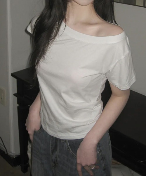 Emilie(エミリー)の「ワンショルダーorボートネック 2way 半袖Tシャツ(Tシャツ/カットソー・レディース・アイボリー/ブラウン/ライトブルー/チャコールグレー/ブラック・FREE)」の2枚目の写真