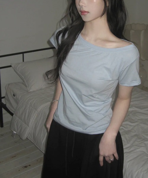 Emilie(エミリー)の「ワンショルダーorボートネック 2way 半袖Tシャツ(Tシャツ/カットソー・レディース・アイボリー/ブラウン/ライトブルー/チャコールグレー/ブラック・FREE)」の6枚目の写真