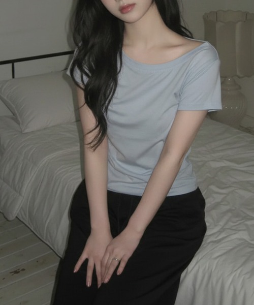 Emilie(エミリー)の「ワンショルダーorボートネック 2way 半袖Tシャツ(Tシャツ/カットソー・レディース・アイボリー/ブラウン/ライトブルー/チャコールグレー/ブラック・FREE)」の7枚目の写真