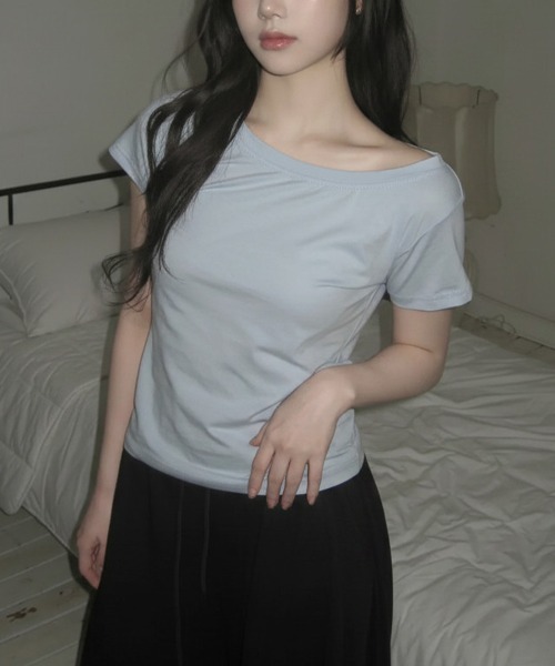 Emilie(エミリー)の「ワンショルダーorボートネック 2way 半袖Tシャツ(Tシャツ/カットソー・レディース・アイボリー/ブラウン/ライトブルー/チャコールグレー/ブラック・FREE)」の8枚目の写真