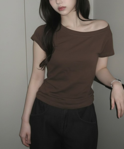 Emilie(エミリー)の「ワンショルダーorボートネック 2way 半袖Tシャツ(Tシャツ/カットソー・レディース・アイボリー/ブラウン/ライトブルー/チャコールグレー/ブラック・FREE)」の10枚目の写真