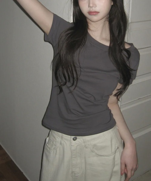 Emilie(エミリー)の「ワンショルダーorボートネック 2way 半袖Tシャツ(Tシャツ/カットソー・レディース・アイボリー/ブラウン/ライトブルー/チャコールグレー/ブラック・FREE)」の15枚目の写真