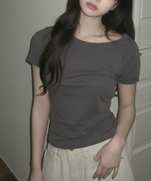 Emilie(エミリー)の「ワンショルダーorボートネック 2way 半袖Tシャツ(Tシャツ/カットソー・レディース・アイボリー/ブラウン/ライトブルー/チャコールグレー/ブラック・FREE)」の17枚目の写真