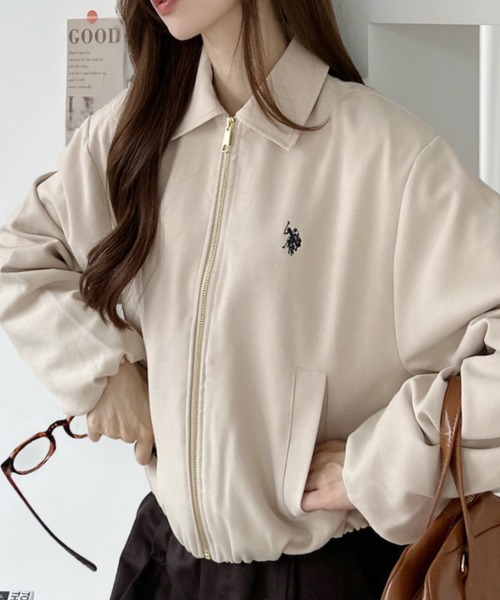 U.S. POLO ASSN.(ユーエスポロアッスン)の「【U.S. POLO ASSN. 】ツイル 襟付き ボリューム ブルゾン(ブルゾン・レディース・ベージュ/ブラック/ブラウン・M/L)」の1枚目の写真