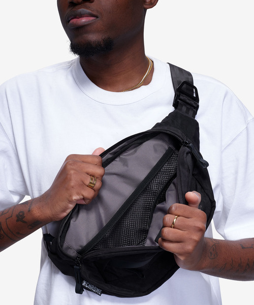 CHROME（クローム）の「［ CHROME / クローム ］SABIN 6L SLING BK_BLACK / サビン 6L スリング ブラック 耐水 6L ボディバッグ ウェストポーチ（ショルダーバッグ・レディース・ブラック・FREE）」の4枚目の写真