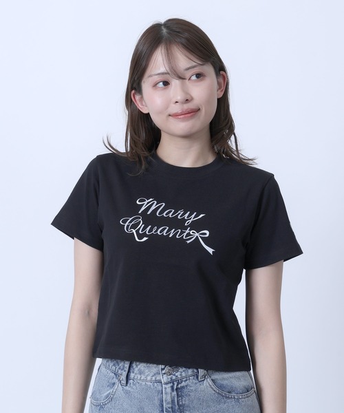 MARY QUANT(マリークワント)の「リボンロゴ Tシャツ(Tシャツ/カットソー・レディース・ブルー/ブラック/ホワイト・M)」の1枚目の写真
