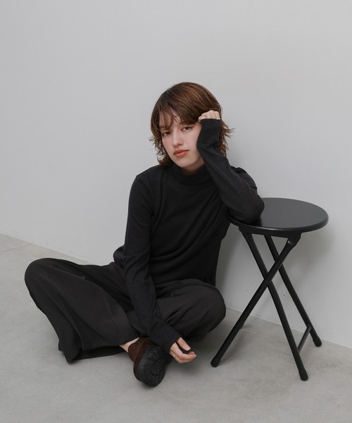 select MOCA(セレクトモカ)の「シアータートルニットトップス(ニット/セーター・レディース・ベージュ/チャコールグレー/ブラック/アイボリー・FREE)」の6枚目の写真