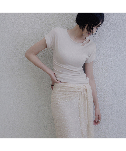 MEMUA(メムア)の「リングツイストキャップスリーブTシャツ(アイボリー)(Tシャツ/カットソー・レディース・オートミール/ブラック/アイボリー・FREE)」の3枚目の写真
