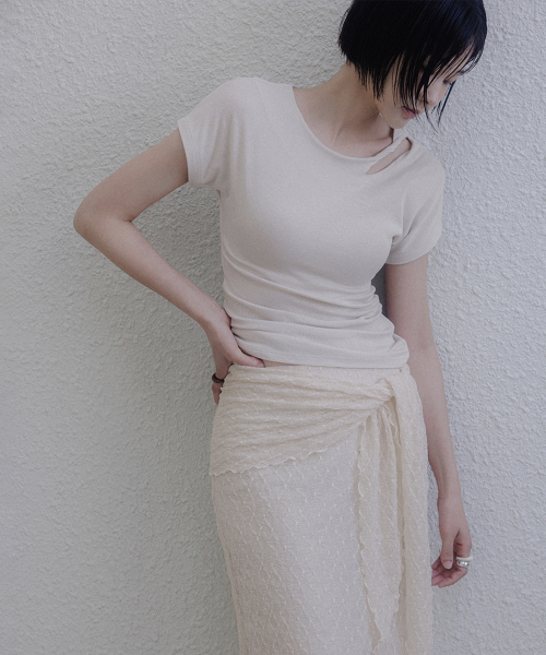 MEMUA(メムア)の「リングツイストキャップスリーブTシャツ(アイボリー)(Tシャツ/カットソー・レディース・オートミール/ブラック/アイボリー・FREE)」の4枚目の写真