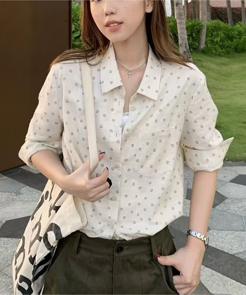 AsheKsha（アシクシャ）の「小花柄襟付きゆったりロングスリーブシャツ（シャツ/ブラウス・レディース・ベージュ・M）」の2枚目の写真