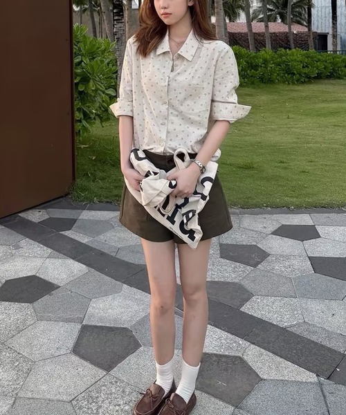 AsheKsha（アシクシャ）の「小花柄襟付きゆったりロングスリーブシャツ（シャツ/ブラウス・レディース・ベージュ・M）」の4枚目の写真