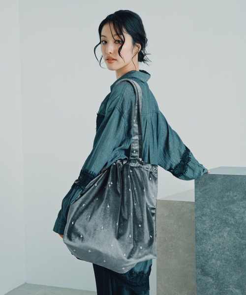 LEPSIM(レプシィム)の「ベロア刺繍巾着トート 1049426(トートバッグ・レディース・ブラック/グレイッシュベージュ・ONE SIZE)」の1枚目の写真