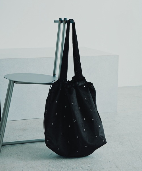 LEPSIM(レプシィム)の「ベロア刺繍巾着トート 1049426(トートバッグ・レディース・ブラック/グレイッシュベージュ・ONE SIZE)」の2枚目の写真