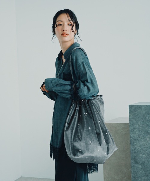 LEPSIM(レプシィム)の「ベロア刺繍巾着トート 1049426(トートバッグ・レディース・ブラック/グレイッシュベージュ・ONE SIZE)」の13枚目の写真