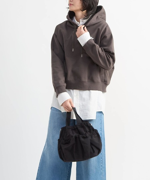 CONVERSE TOKYO（コンバーストウキョウ）の「2WAY NYLON DRAWSTRING SHOULDER BAG（ショルダーバッグ・レディース・ブラック/チャコールグレー・FREE）」の6枚目の写真