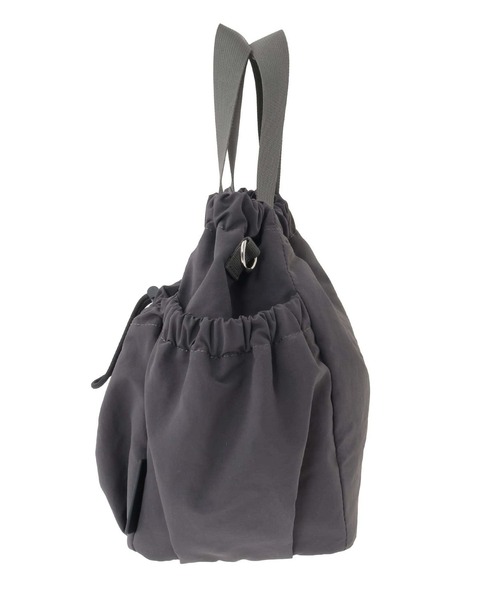 CONVERSE TOKYO（コンバーストウキョウ）の「2WAY NYLON DRAWSTRING SHOULDER BAG（ショルダーバッグ・レディース・ブラック/チャコールグレー・FREE）」の7枚目の写真