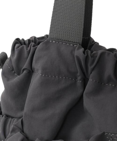 CONVERSE TOKYO（コンバーストウキョウ）の「2WAY NYLON DRAWSTRING SHOULDER BAG（ショルダーバッグ・レディース・ブラック/チャコールグレー・FREE）」の10枚目の写真