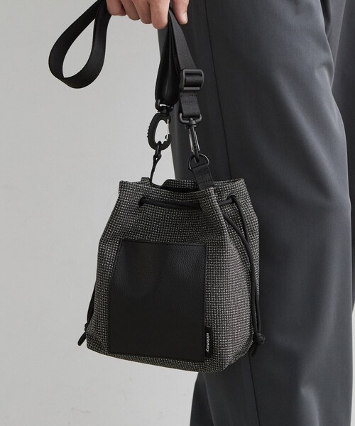 THE SHOP TK （ザ ショップ ティーケー ）の「VISIONARY 異素材コンビ 巾着ショルダーバッグ（ショルダーバッグ・メンズ・ブラック/ブラック系1・00）」の2枚目の写真
