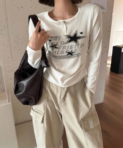 SpRay(スプレイ)の「STARスタッズロングTシャツ(Tシャツ/カットソー・レディース・アイボリー/グレー/オフホワイト/ブラウン/ボルドー/ブラック・FREE)」の1枚目の写真