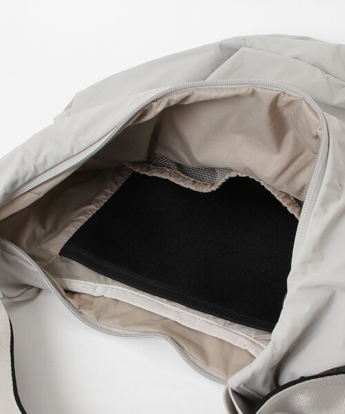 THE NORTH FACE（ザノースフェイス）の「ザ・ノースフェイス / フィーカスショルダー NMW72650（レディース）（ショルダーバッグ・レディース・ブラック系その他/ホワイト系その他・ONE SIZE）」の5枚目の写真