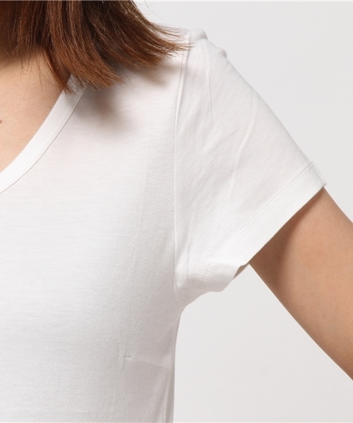 MOUSSY（マウジー）の「V/N BASIC TEE（Tシャツ/カットソー・レディース・オフホワイト/ブラック・1/2）」の7枚目の写真