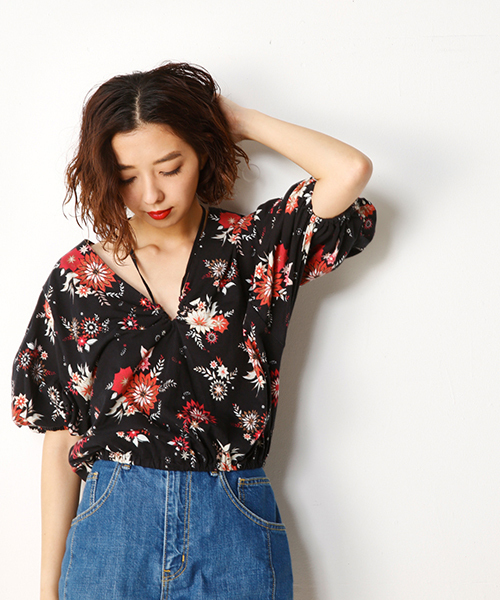 SLY(スライ)の「DARLIN DAHLIA ギャザーTOPS(タンクトップ・レディース・ブルー系その他/ブラックミックス/ブラック/オレンジ系その他/ホワイト・1/2)」の4枚目の写真