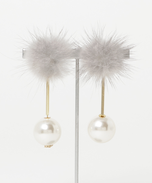 natural couture（ナチュラルクチュール）の「ミンクファー×パールイヤリング（イヤリング・レディース・グレー/ホワイト/カーキ/ピンクベージュ・FREE）」の3枚目の写真