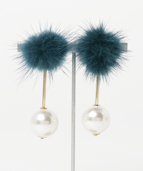 natural couture（ナチュラルクチュール）の「ミンクファー×パールイヤリング（イヤリング・レディース・グレー/ホワイト/カーキ/ピンクベージュ・FREE）」の4枚目の写真