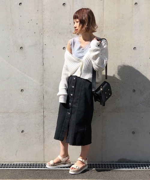 PAGEBOY(ページボーイ)の「デニム前ボタンタイトスカート(デニムスカート・レディース・ライトブルー/サックスブルー/ブラック・SMALL/MEDIUM)」の2枚目の写真